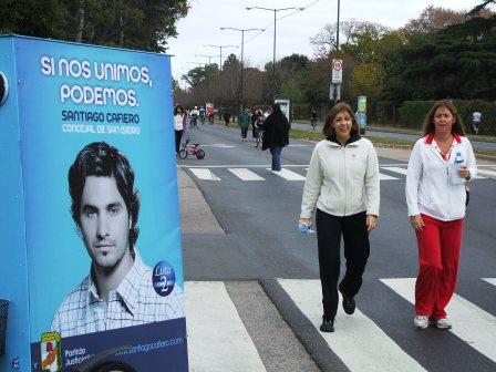 Santiago Cafiero y Leandro Martin de campaña en Avenida de la Unidad Nacional Santiago Cafiero y Leandro Martin de campaña en Avenida de la Unidad Nacional