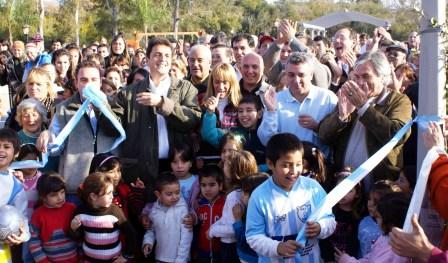 Massa y los vecinos de Pacheco festejaron la inauguración de la plaza y el nuevo Centro de Salud 