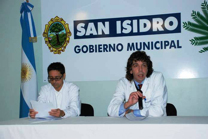 El infectólogo Carlos Zala y el director del establecimiento, Dr. Roberto González