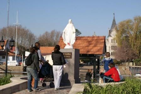 La imagen de la Virgen en el Paseo Vidal Molina congrega a gran cantidad de vecinos