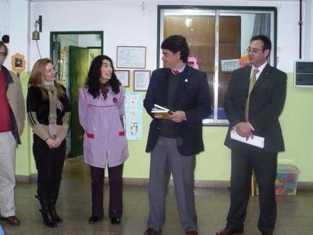 Jorge Macri, junto la docente Flavia Bernasconi y el concejal electo de Unión PRO, Ariel Arnedo, en el momento de la entrega de los libros publicados en el marco del programa de Educambio. Jorge Macri, junto la docente Flavia Bernasconi y el concejal electo de Unión PRO, Ariel Arnedo, en el momento de la entrega de los libros publicados en el marco del programa de Educambio.