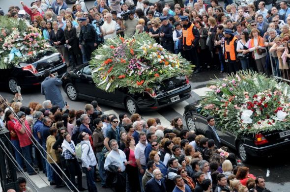Con emoción, zambas y chacareras, despidieron restos de Mercedes Sosa en el cementerio de la Chacarita Con emoción, zambas y chacareras, despidieron restos de Mercedes Sosa en el cementerio de la Chacarita