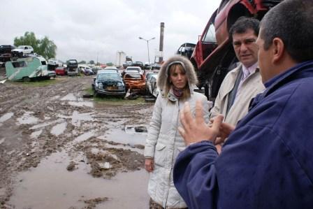 En Tigre compactan autos en desuso para combatir el dengue