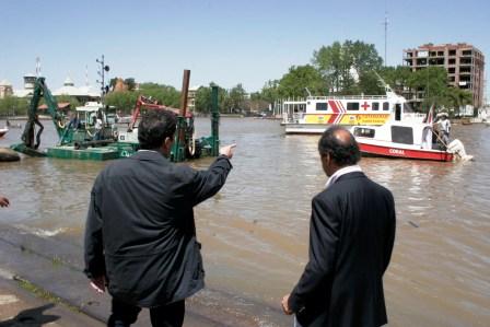 Massa y Scioli observan una de las dragas que realizará el trabajo