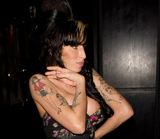Amy winehouse luce su nuevo busto en una entrega de premios Amy winehouse luce su nuevo busto en una entrega de premios