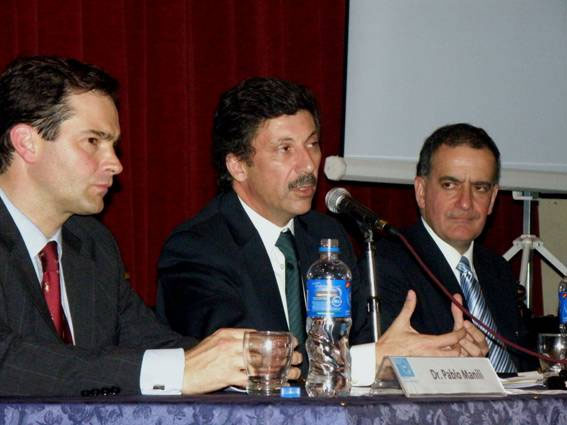 Gustavo Posse durante su exposición, flanqueado por Manili y Erro Gustavo Posse durante su exposición, flanqueado por Manili y Erro