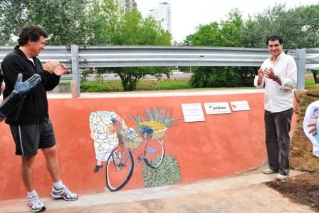 las autoridades municipales y los representantes de la empresa se dirigieron a la Pista de Ciclismo Municipal, donde dejaron inaugurado el mural Equilibrio en dos ruedas