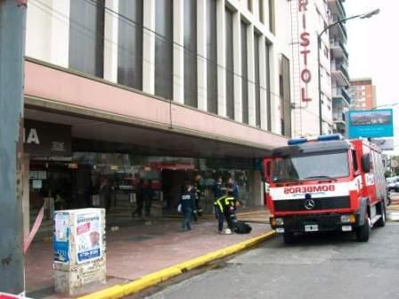 El tradicional teatro Bristol de Martínez totalmente destruido por un incendio El tradicional teatro Bristol de Martínez totalmente destruido por un incendio