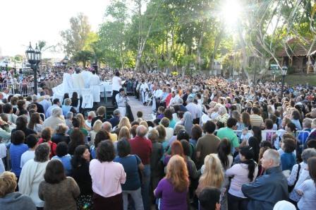 Más de 60 mil vecinos compartieron la Procesión Náutica de Tigre Más de 60 mil vecinos compartieron la Procesión Náutica de Tigre