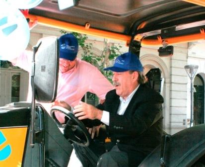 El Intendente Osvaldo Amieiro compartió la celebración, realizada el miércoles 9 de Diciembre. En el acto se presentaron 3 nuevas unidades de trabajo: una camioneta, un tractor y un camión El Intendente Osvaldo Amieiro compartió la celebración, realizada el miércoles 9 de Diciembre. En el acto se presentaron 3 nuevas unidades de trabajo: una camioneta, un tractor y un camión