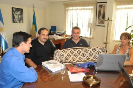 También visitaron al Dr. Julio Zamora en las instalaciones del HCD, los profesores Angel Pino y Fernando Moyano del Bachillerato de Adultos Escuela Media Nro. 10 También visitaron al Dr. Julio Zamora en las instalaciones del HCD, los profesores Angel Pino y Fernando Moyano del Bachillerato de Adultos Escuela Media Nro. 10