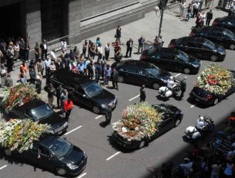 Luego de un emotivo cortejo rodeado de miles de admiradores, el cuerpo de Sandro fue inhumado Luego de un emotivo cortejo rodeado de miles de admiradores, el cuerpo de Sandro fue inhumado