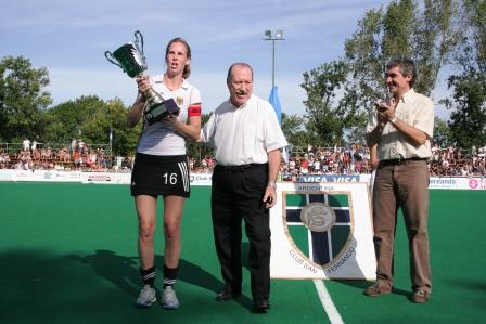 El Intendente de San Fernando, Osvaldo Amieiro, y el Ministro de Deportes de la Provincia de Buenos Aires, Alejandro Rodríguez, entregaron la Copa San Fernando Ciudad Bicentenaria a la capitana alemana. El Intendente de San Fernando, Osvaldo Amieiro, y el Ministro de Deportes de la Provincia de Buenos Aires, Alejandro Rodríguez, entregaron la Copa San Fernando Ciudad Bicentenaria a la capitana alemana.