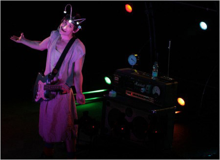 Albert Pla, un juglar de la canción y el teatro Albert Pla, un juglar de la canción y el teatro