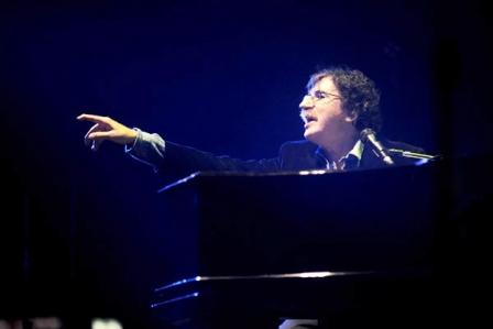 Charly Garcia quiere grabar un disco a duo con artistas latinos Charly Garcia quiere grabar un disco a duo con artistas latinos