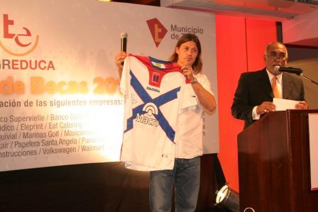 Almeyda y Gonzalez Oro rematan camiseta de Tigre