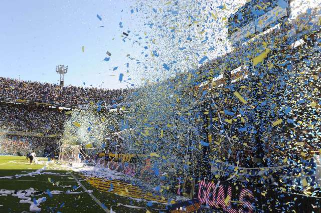 Bombonera recibió a Boca con una lluvia de papelitos