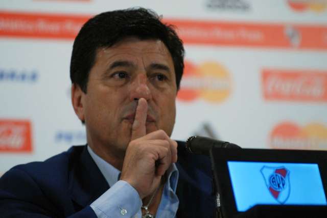 Passarella no habló pero avisó que no renunciará y acusó por elevación a la anterior dirigencia Passarella no habló pero avisó que no renunciará y acusó por elevación a la anterior dirigencia