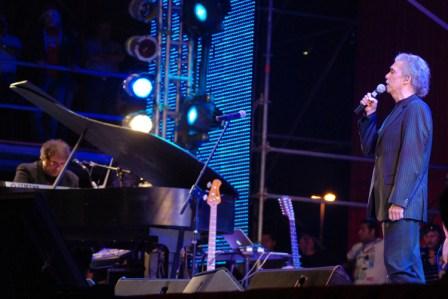 Jairo cantó el Himno en la fiesta del bicentenario en Tigre