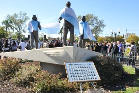 Emotivo homenaje a los aviadores de Malvinas en Don Torcuato Emotivo homenaje a los aviadores de Malvinas en Don Torcuato