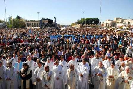 La Iglesia celebró el bicentenario en Luján con un acto masivo La Iglesia celebró el bicentenario en Luján con un acto masivo