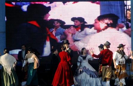 Apaertura del show en los festejos por el aniversario de Benavidez