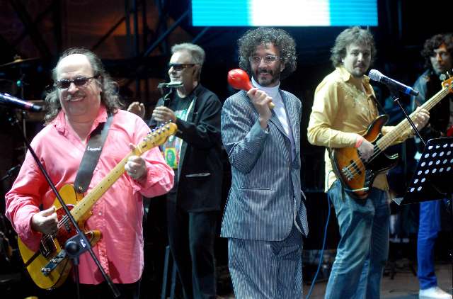 Un recital de rock multitudinario abrió los shows musicales en el paseo del bicentenario Un recital de rock multitudinario abrió los shows musicales en el paseo del bicentenario