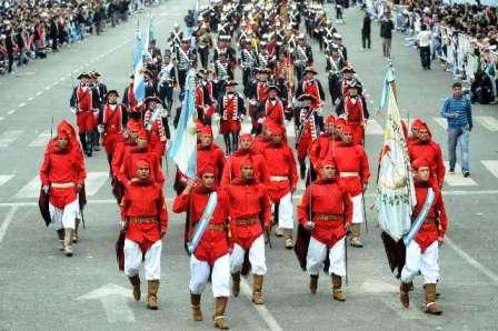 Una multitud disfrutó del desfile militar en la 9 de Julio Una multitud disfrutó del desfile militar en la 9 de Julio
