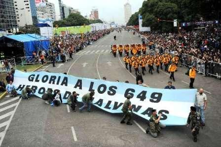 Una multitud disfrutó del desfile militar en la 9 de Julio Una multitud disfrutó del desfile militar en la 9 de Julio