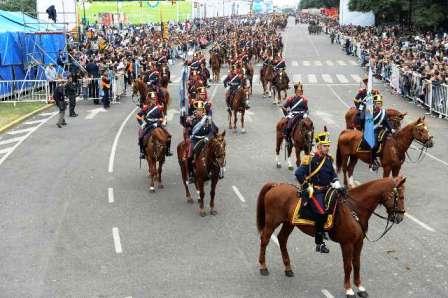 Una multitud disfrutó del desfile militar en la 9 de Julio Una multitud disfrutó del desfile militar en la 9 de Julio