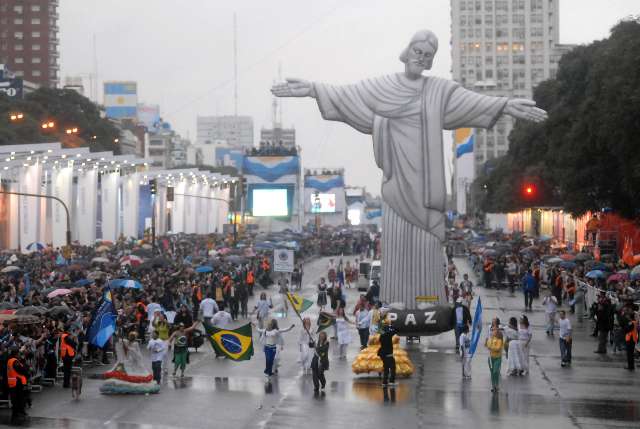 Un multitud acompaño el desfile de las colectividades por el bicentenario Un multitud acompaño el desfile de las colectividades por el bicentenario