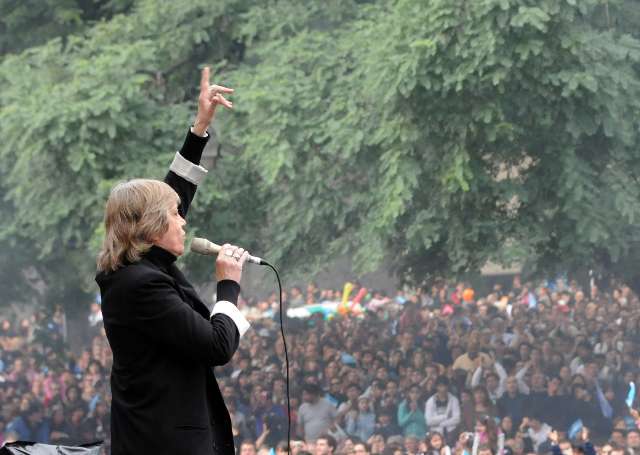 Liliana Herrero y Teresa Parodi, entre otros, rindieron homenaje al folclore en la 9 de Julio Liliana Herrero y Teresa Parodi, entre otros, rindieron homenaje al folclore en la 9 de Julio