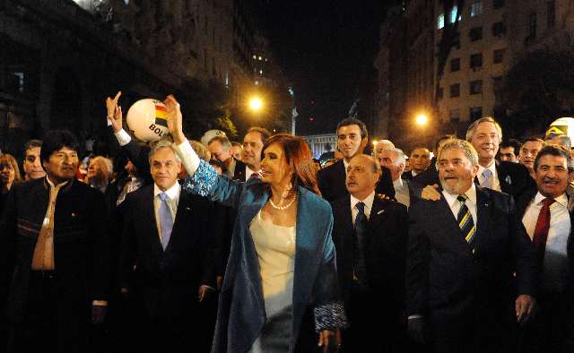 Representantes de gobiernos extranjeros saludaron a la Presidenta por el Bicentenario Representantes de gobiernos extranjeros saludaron a la Presidenta por el Bicentenario
