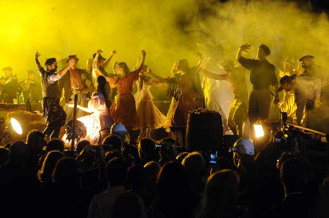 Más de dos millones de personas disfrutan de un espectáculo histórico para festejar los 200 años de la Revolución de Mayo Más de dos millones de personas disfrutan de un espectáculo histórico para festejar los 200 años de la Revolución de Mayo