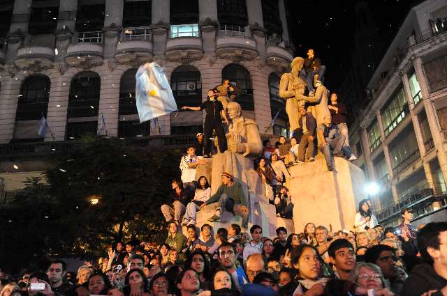 Más de dos millones de personas disfrutan de un espectáculo histórico para festejar los 200 años de la Revolución de Mayo