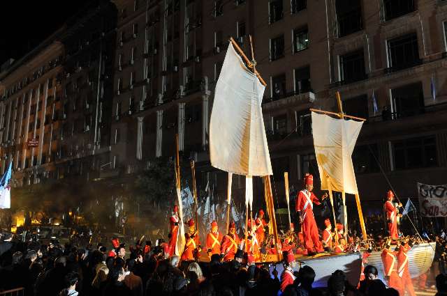 Más de dos millones de personas disfrutan de un espectáculo histórico para festejar los 200 años de la Revolución de Mayo Más de dos millones de personas disfrutan de un espectáculo histórico para festejar los 200 años de la Revolución de Mayo