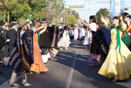Multitudinario desfile del Bicentenario Argentino en Pacheco