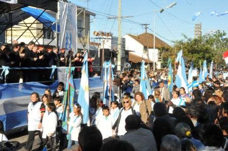 Multitudinario desfile del Bicentenario Argentino en Pacheco