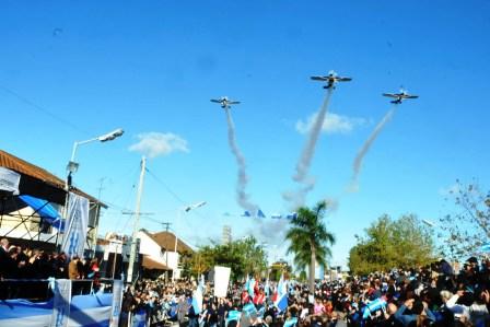 Multitudinario desfile del Bicentenario Argentino en Pacheco