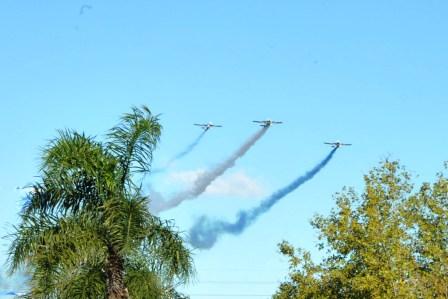 Los aviones dibujaron el el cielo los colores de la bandera Argentina