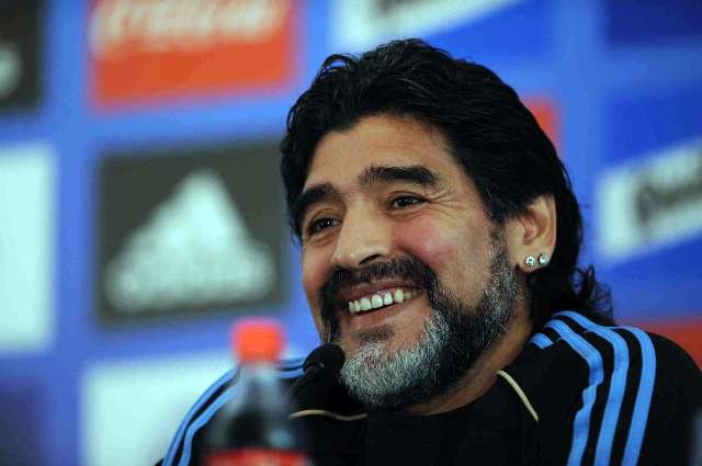 Maradona confirma a Demichelis y duda entre Samuel y Burdisso