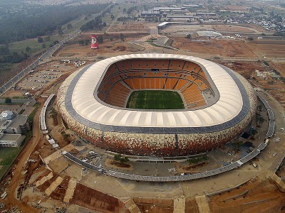 El Soccer City, casa de los Orlando Pirates, uno de los equipos más importantes del fútbol local, levantado en 1987 pero reconstruido a nuevo para alcanzar una capacidad de 94 mil espectadores El Soccer City, casa de los Orlando Pirates, uno de los equipos más importantes del fútbol local, levantado en 1987 pero reconstruido a nuevo para alcanzar una capacidad de 94 mil espectadores