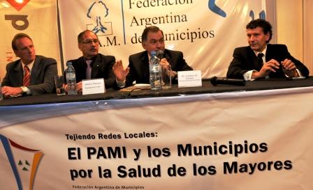 El Director Ejecutivo del PAMI, Luciano Di Cesare, y el Presidente de la Federación Argentina de Municipios (FAM) e intendente de Florencio Varela, Julio Pereyra
