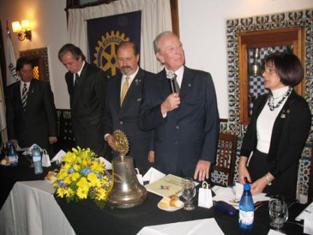 Ceccotti presentando a la nueva presidenta Mirta Solazzo junto a  Saavedra, Busso y Alonso