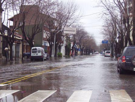 Avenida Italia y Sarmineto éste mediodía, intransitable Avenida Italia y Sarmineto éste mediodía, intransitable