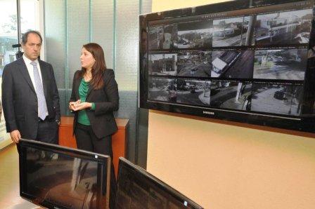 El gobernador Daniel Scioli partició de la inauguración de 31 cámaras de seguridad, un centro de monitoreo y entregar 7 móviles policiales en Vicente López