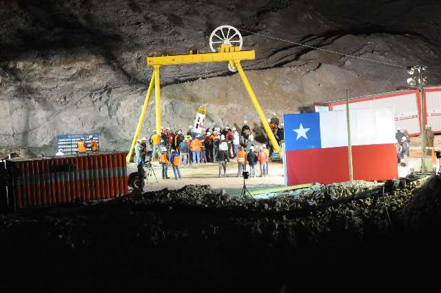 Florencio Ávalos fue el primero de los 33 mineros atrapados en Chile que salió a la superficie luego de 69 días Florencio Ávalos fue el primero de los 33 mineros atrapados en Chile que salió a la superficie luego de 69 días