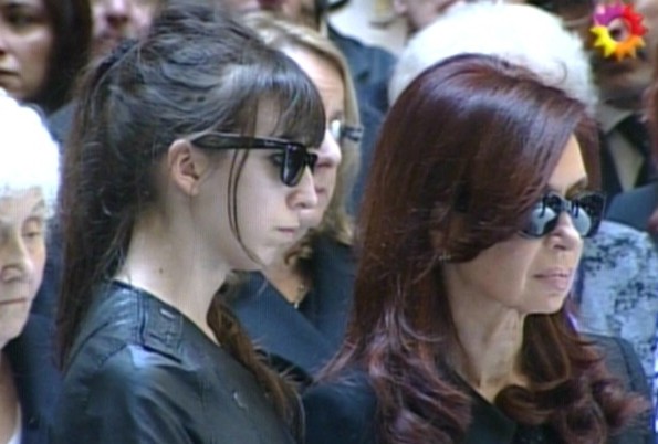 La presidenta Cristina Fernández arribó a las 11.07 a la Casa Rosada junto a sus hijos Máximo y Florencia La presidenta Cristina Fernández arribó a las 11.07 a la Casa Rosada junto a sus hijos Máximo y Florencia