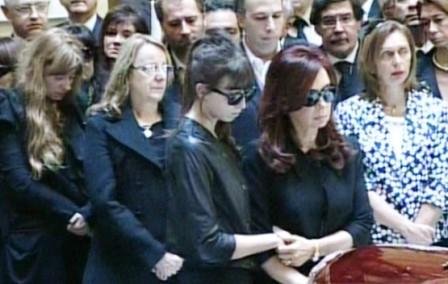 La presidenta Cristina Fernández arribó a las 11.07 a la Casa Rosada junto a sus hijos Máximo y Florencia