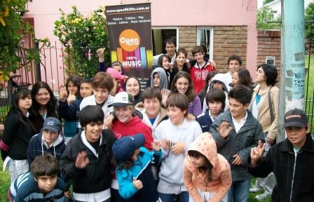 Los chicos de la escuela 12 de islas visitaron FM Open. Los chicos de la escuela 12 de islas visitaron FM Open.